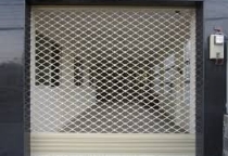 Cửa cuốn lưới mắt võng – Giải pháp an toàn và hiện đại cho mặt tiền