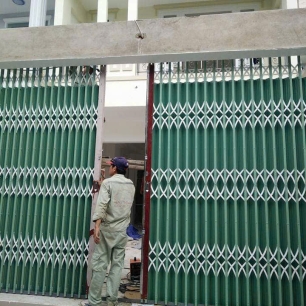 Công trình cửa kéo có lá Long Trường, Quận 9