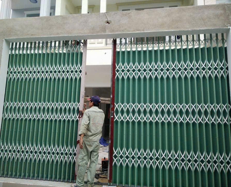 Công trình cửa kéo có lá Long Trường, Quận 9